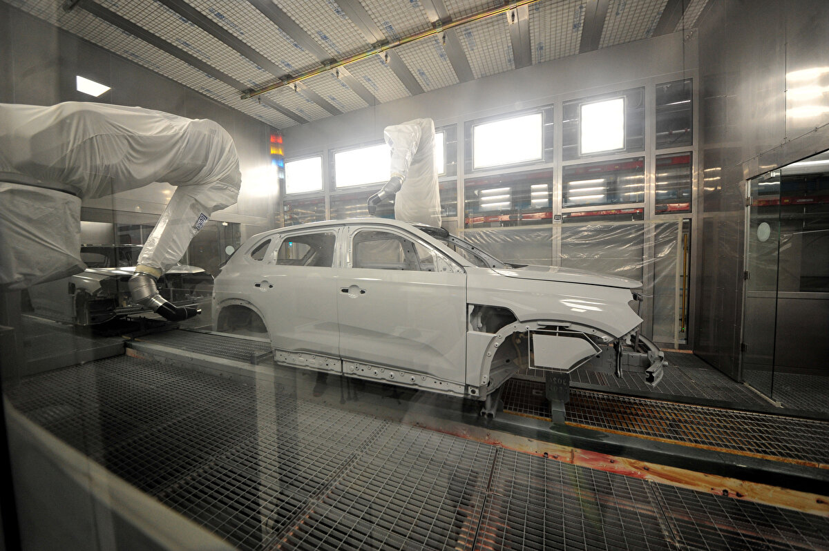 Bunları sırasıyla gezdik. Şu an gövde atölyesi içerisindeyiz. Boyahanemiz var. Boyahaneden sonra tüm akıllı cihazlarımızın montajının yapıldığı montaj birimimiz var. Gövde tesisimizin içerisinde, takribi 50 bin metrekare içerisinde, 209 robotla beraber birleştirme ve kaynak işleri yapılıyor.<br>