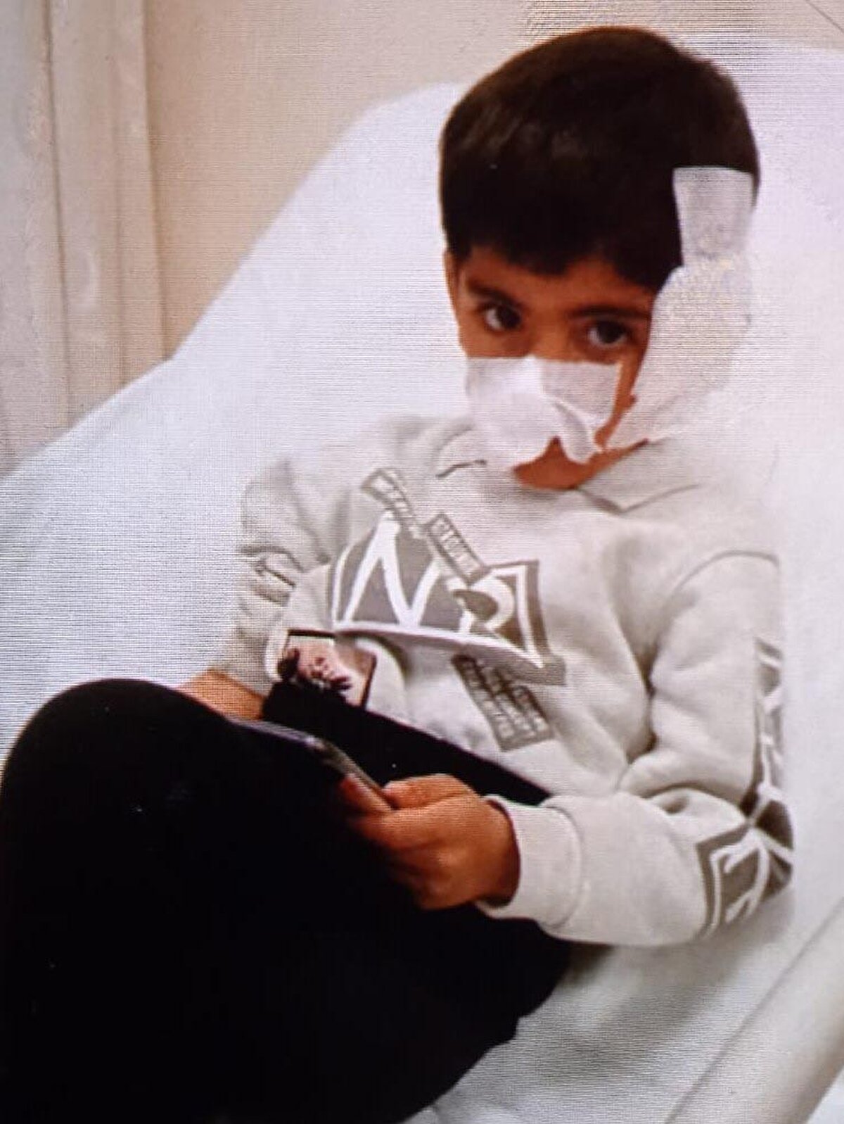 "DIŞARI ÇIKMAYA KORKUYORUM"<br><br>Yaşadığı saldırının korkusunu üzerinden atamayan Harun Karadağ, "Evin önünde arkadaşlarla oynarken köpekler aniden üzerimize saldırdı. Yere düştüm ve beni ısırmaya başladılar. Çok korktum. Isırdıkları yerler çok acıyor. Artık dışarı çıkmaya korkuyorum" diye konuştu.