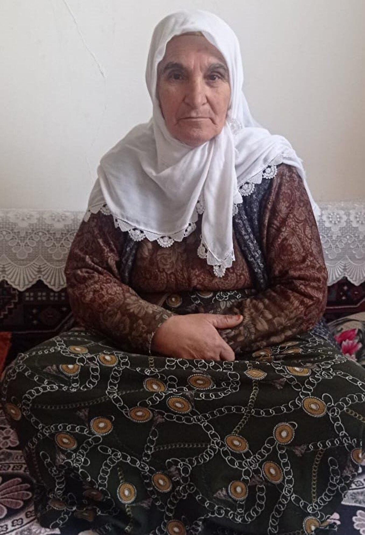 Torununu kurtaran babaanne Şahsenem Karadağ ise, "Biraz daha geç kalsam köpekler torunumu öldürürdü. O anlar korku filmi gibiydi" dedi.<br><br>Torununu Kars Devlet Hastanesi Plastik Cerrahi Servisi'ne götüren dede Zeki Karadağ da, "Torunum iki arkadaşı ile evin önünde oynarken bir grup köpeğin saldırısına uğramış. İki arkadaşı kaçarken bu kaçamamış ve köpekler tarafından yaralanmış. Yüzünün yanı sıra vücudunun birçok yerinde yara var. Şimdi parçalanan yüzü için plastik cerrahisine göstereceğiz. Köyde her çocuk korkudan velisi ile okula gidip, geliyor. Yetkililerden tek isteğimiz köydeki sahipsiz köpeklerin toplatılması" diye konuştu.