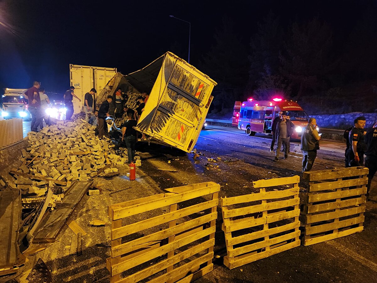 Yangın yerine yaklaşık 50 metre mesafede meydana gelen ve henüz sebebi öğrenilemeyen kazaya 2 kamyonet, tır, 4 otomobil ve 2 polis aracı karıştı.<br><br>