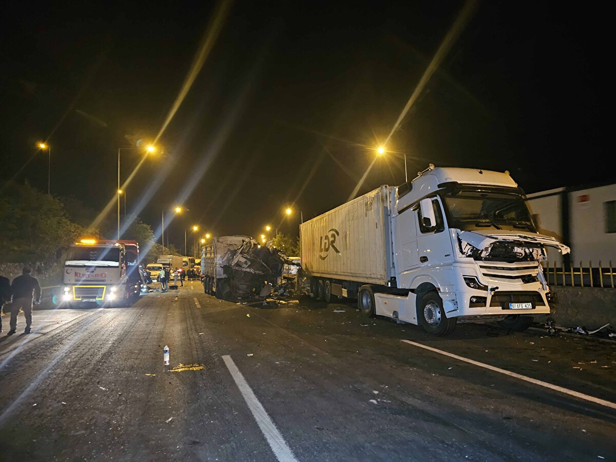 Adana-Pozantı Otoyolu'nun Ankara istikametinde, seyir halindeki tır belirlenemeyen nedenle alev aldı.<br><br>