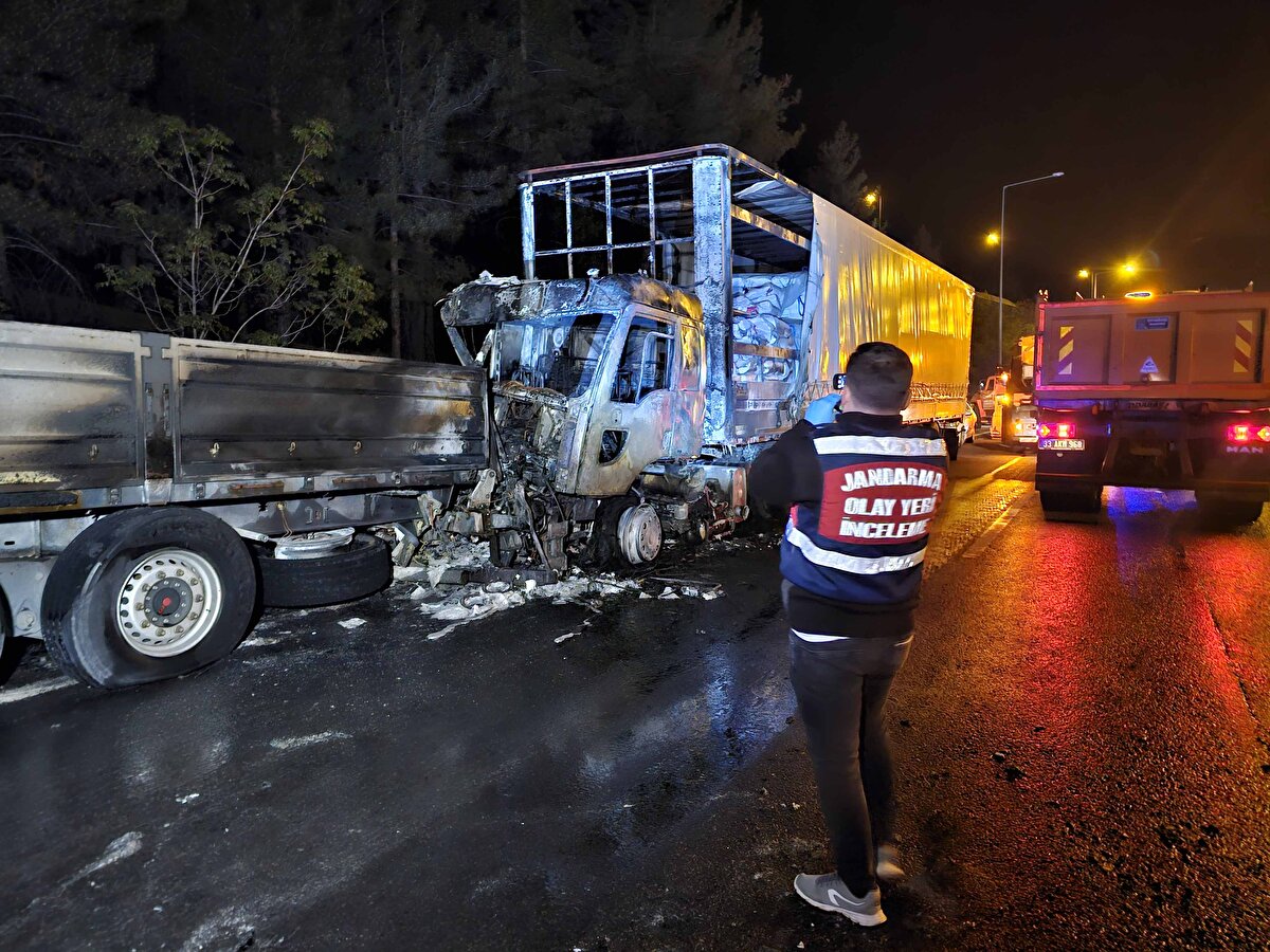 Öte yandan yaralılara müdahale için olay yerinde bulunan ve bir hasta yakını tarafından kaçırıldığı belirtilen ambulans, kaza yerinden 1 kilometre uzaklıkta polis ekipleri tarafından durduruldu.<br><br>Kazazede yakınının ifadesi alınmak üzere polis merkezine götürüldüğü bildirildi.<br><br>