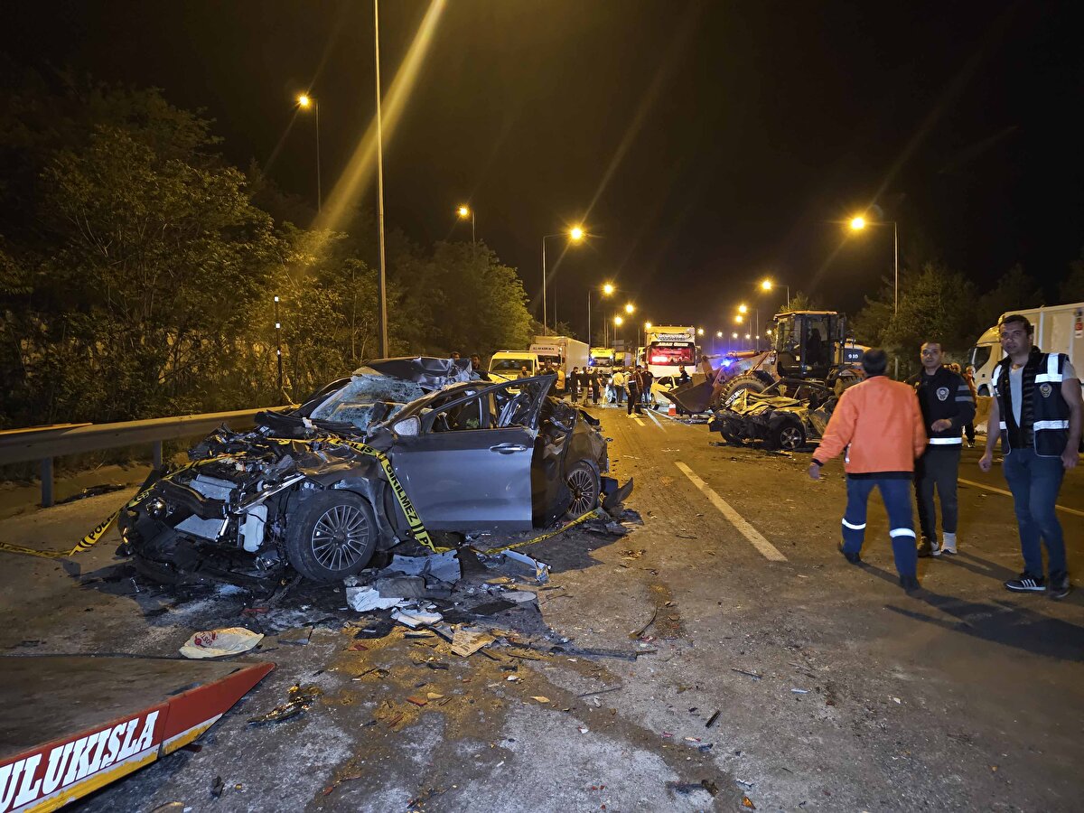 Kaza yapan araçların çekici yardımıyla kaldırılmasının ve temizleme çalışmalarının ardından otoyol yeniden ulaşıma açıldı.<br><br>