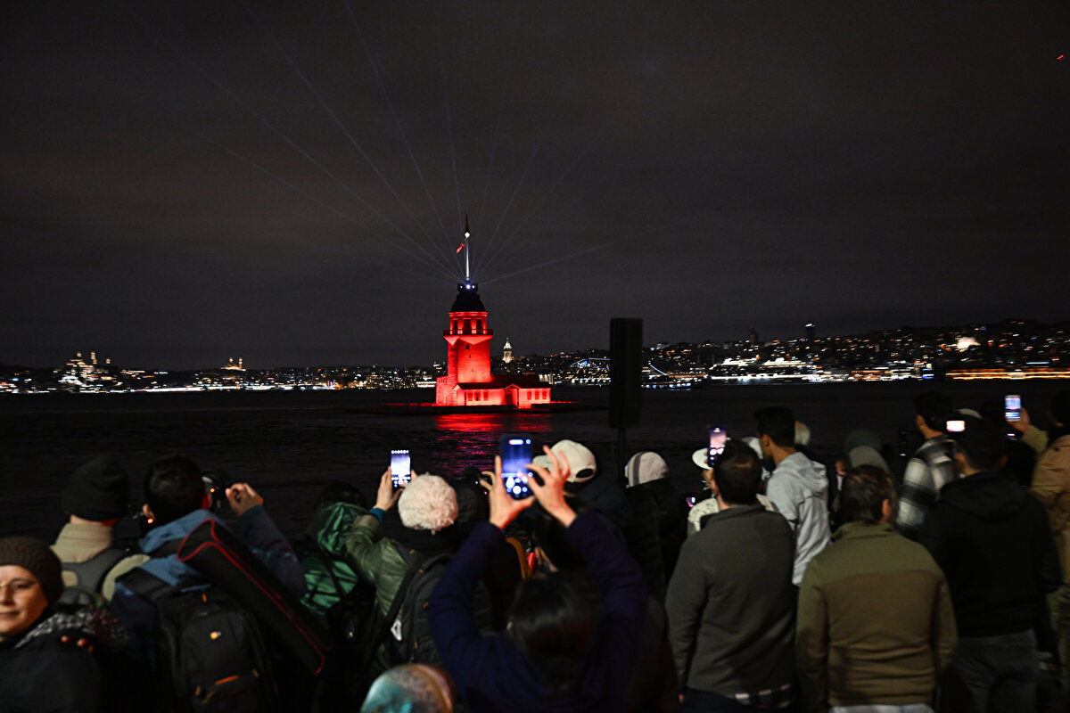 Binlerce İstanbullu bu ana tanıklık etmek için Salacak sahiline akın etti. 2 yıllık bir aranın ardından yeniden İstanbulluların ziyaretine açılan Kız Kulesi’nin açılışındaki ışık ve lazer şovu İstanbulluları adeta mest etti. Birçok kişi bu tarihi anı cep telefonu kameralarıyla kaydetti.<br><br>
