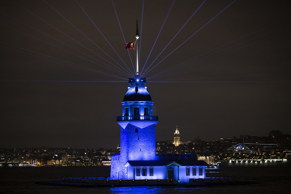 Gösteriyi izlemeye ve kaydetmeye gelen fotoğrafçı Furkan Uslu “2 sene sonra biz de bu ana kavuşmak için fotoğraf makinemizi alıp Kız Kulesi'ni çekmeye geldik. Çok güzel anlara tanıklık ettik. Güzel fotoğraflar çektik. Fotoğraflarımızı sosyal medya hesabımızda yayınlayacağız. Bir hasret bitti. Biz de tanıklık ettik.” şeklinde konuştu.<br><br>