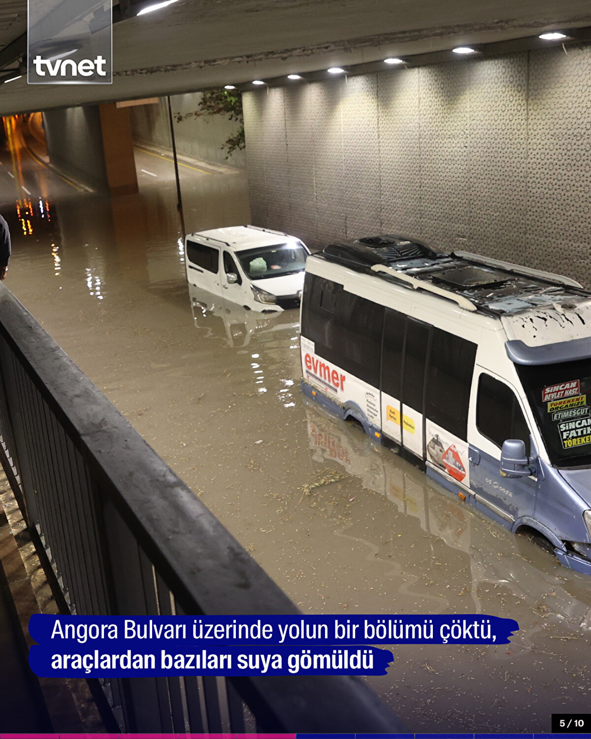 Angora Bulvarı üzerinde yolun bir bölümü çöktü, araçlardan bazıları suya gömüldü