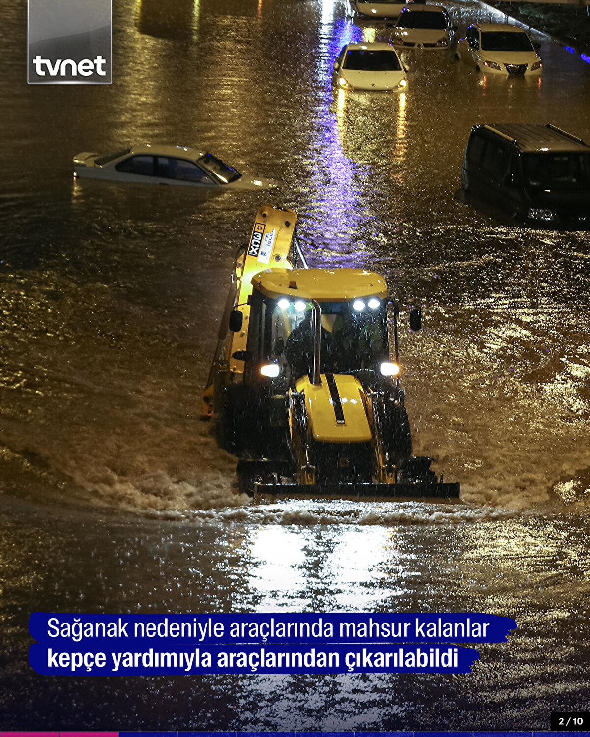 Sağanak nedeniyle araçlarında mahsur kalanlar kepçe yardımıyla araçlarından çıkarılabildi<br>