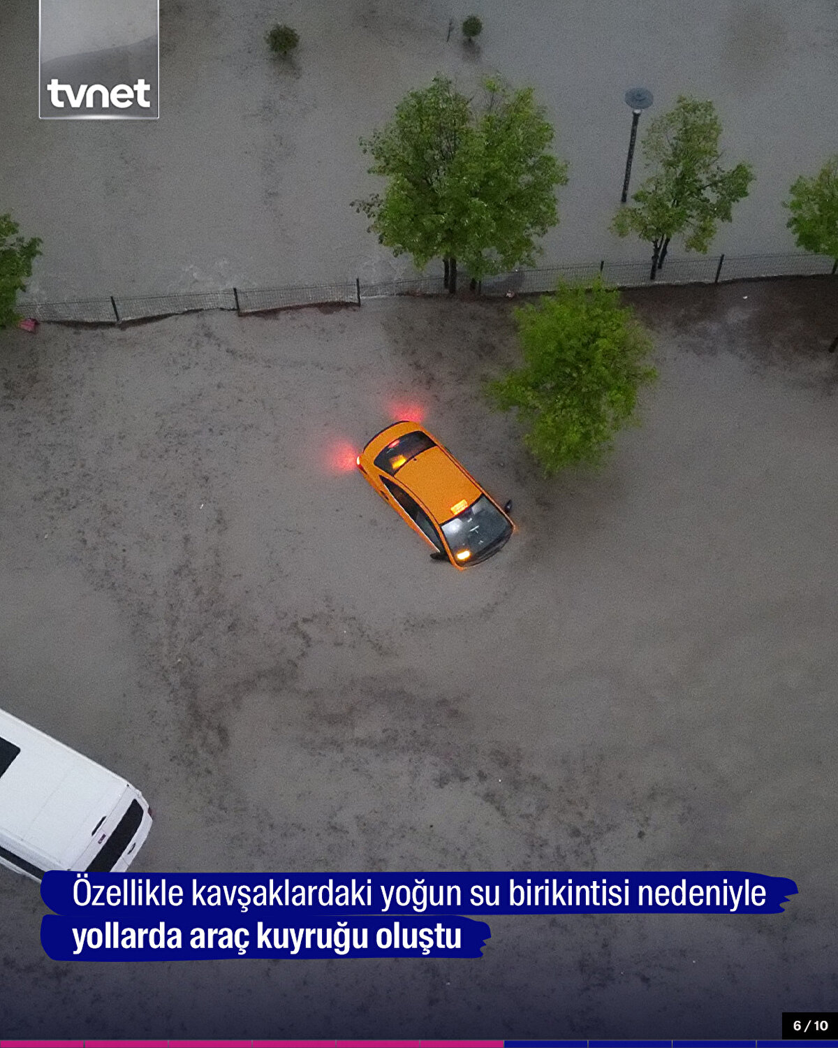 Özellikle kavşaklardaki yoğun su birikintisi nedeniyle yollarda araç kuyruğu oluştu