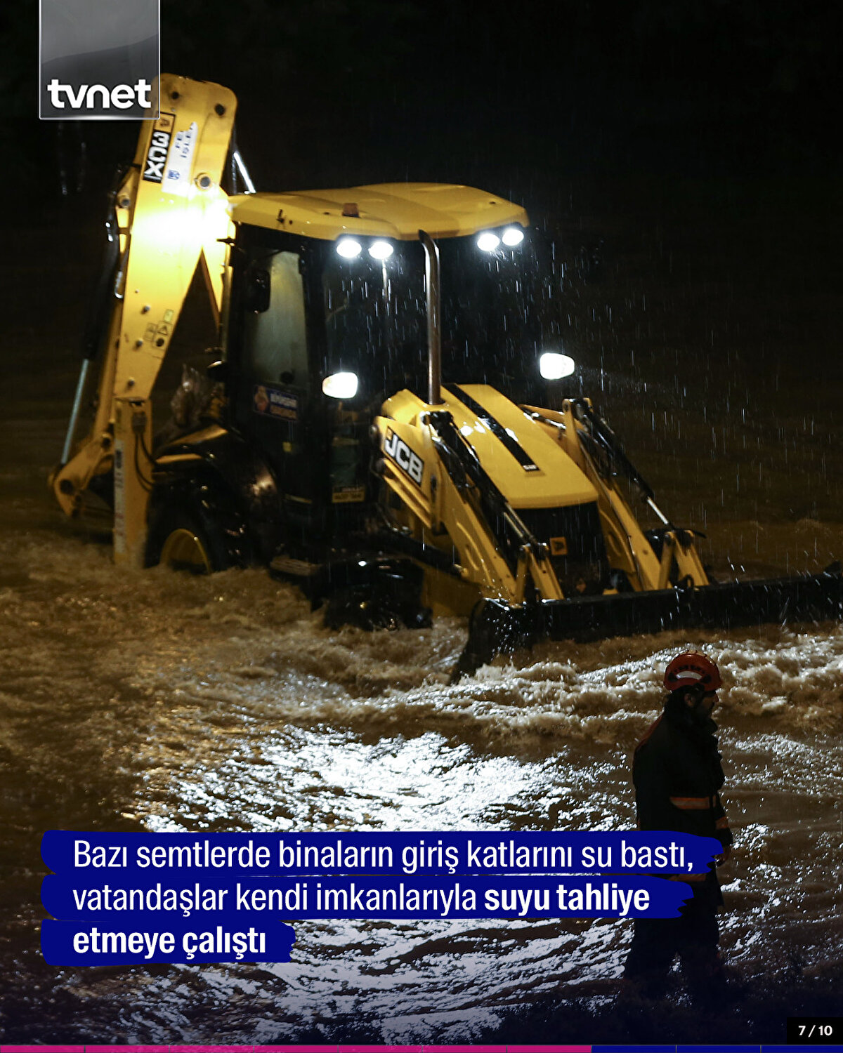 Bazı semtlerde binaların giriş katlarını su bastı, vatandaşlar kendi imkanlarıyla suyu tahliye etmeye çalıştı