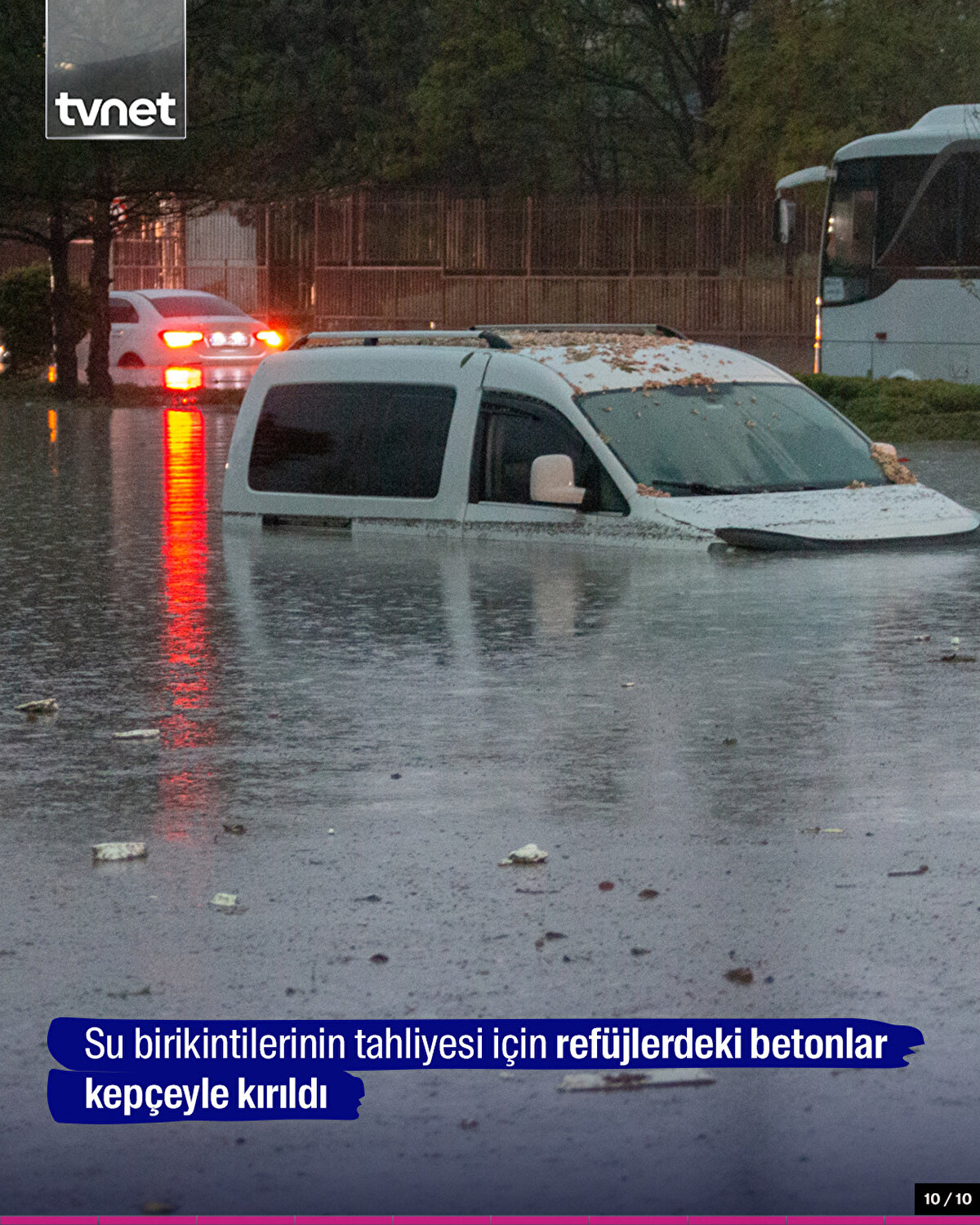 Su birikintilerinin tahliyesi için refüjlerdeki betonlar kepçeyle kırıldı