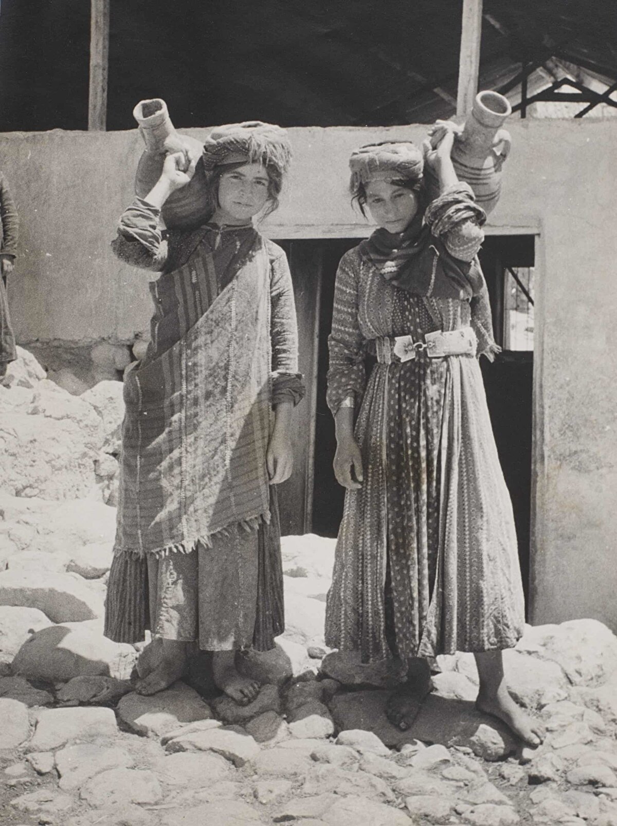 Musul'un kuzeyindeki Tel Kaif köyünde yaşayan Keldânî kızlar, 1944.<br><br>16. ve 17. yüzyıllarda Yukarı Mezopotamya’da varlıklarına rastlanılan Keldâni Katolikler, Irak ve çevre bölgelerdeki Hristiyanların büyük çoğunluğunu temsil etmekteydi. Bulundukları bölgelere göre farklı isimler alan Asurlular’la Keldânîler ve Süryânîler aynı kökten gelen kavimlerdir. Aynı kavmin monofizit inancı benimseyenlerine Süryânî, Nestorius’un görüşlerini kabul edenlere Nestûrî veya Asurî, Nestûrî iken Katolik olup Roma’ya bağlananlara da Keldânî denilmektedir. 1900’lerin başında Türkiye’nin Güneydoğu Anadolu bölgesinde de yaygın bir topluluk olan Keldânî Katolikler; günümüzde Irak, Suriye, İran, Türkiye, Mısır, Amerika ve Gürcistan’da yaşamakta ve kilise mensuplarının sayısı 1-1,5 milyon civarına ulaşmaktadır.