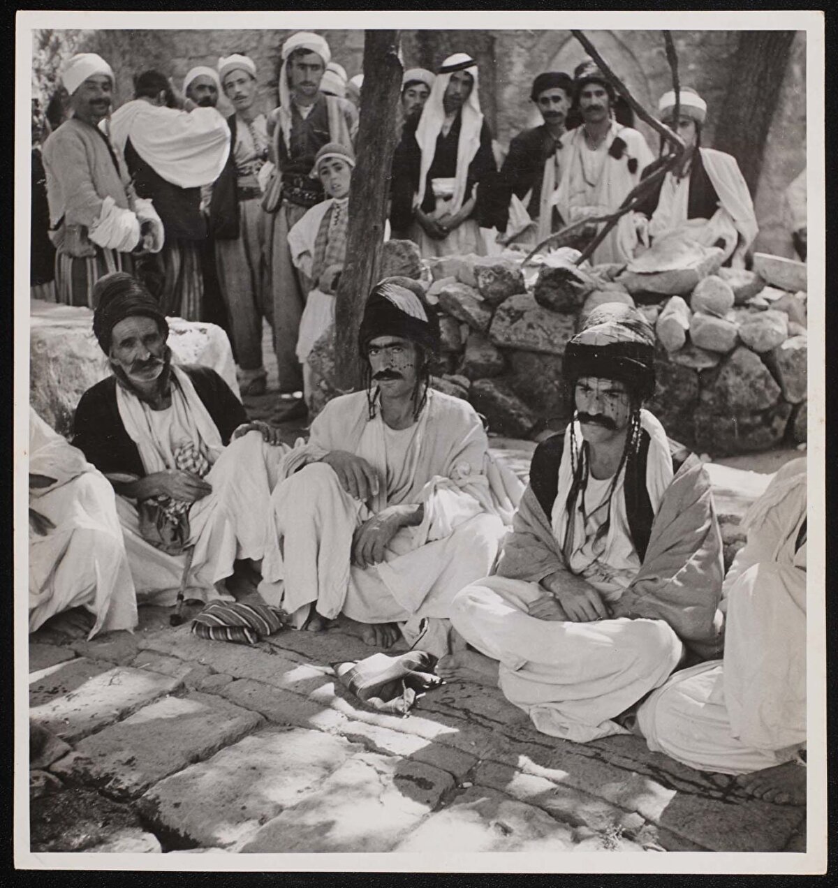 Laliş'teki yıllık festivale katılan Yezîdîler, Ekim 1946. Yezîdî inancında uzun bıyık, tarikat mensubiyeti için önemli sembollerden biridir.