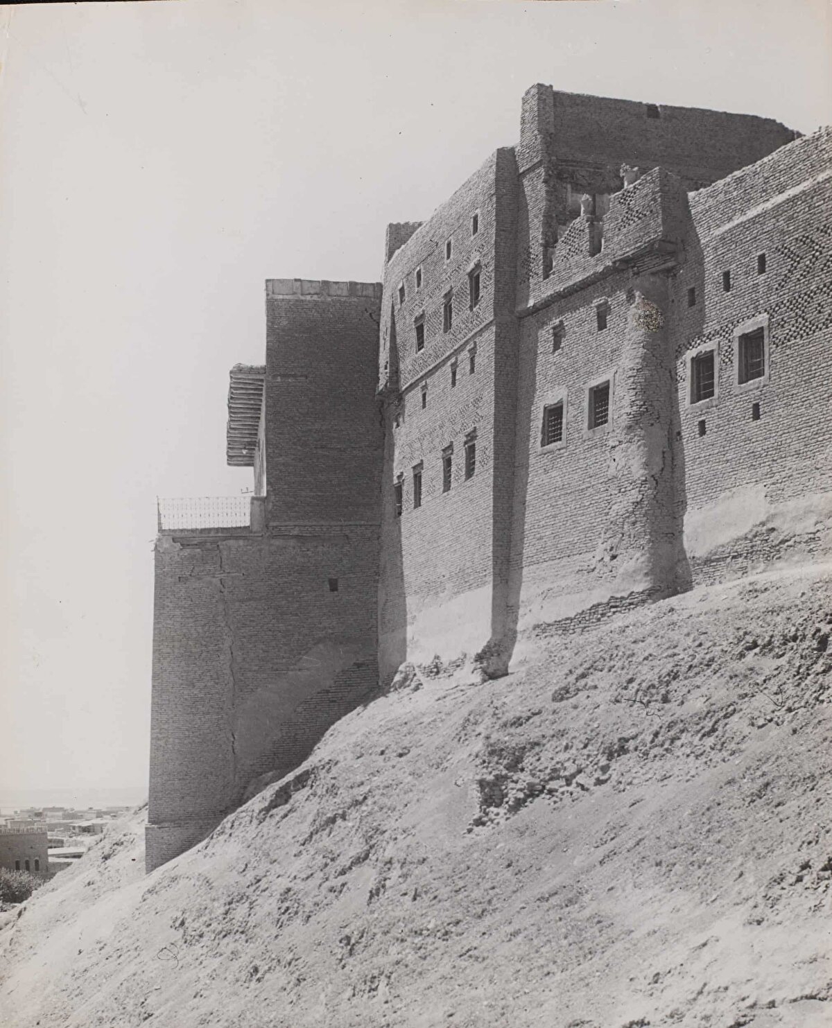 Dünyanın en eski sürekli yerleşim yeri olduğu söylenen Erbil şehrinin surları, Ağustos 1944.<br><br>Irak’ın en büyük ve en kalabalık şehri Erbil’de çekilmiş Kersting'in bu fotoğrafı, yüzyıllar boyunca gerçekleşen insan göçüyle birikmiş 32 metre yüksekliğindeki bir moloz yığınının üzerine inşa edilmiş kalenin duvarlarını gösteriyor. MÖ 5. yüzyıldan beri yerleşimin görüldüğü kale, orada yaşayan birkaç aile dışında, günümüzde büyük ölçüde terk edilmiş durumda.