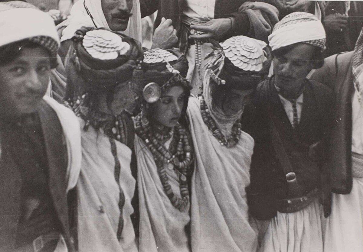 Laliş'teki Yezîdî festivalinde dans eden bir grup kadın ve erkek, 18 Ekim 1946.