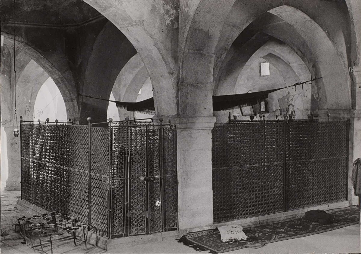 Eski Ahit olarak adlandırılan Tanah’ta adı geçen Nahum Peygamber’in mezarının bulunduğu Alkuş'taki Yahudi Sinagogu, Ağustos 1944.<br><br>Günümüzde ağırlıklı olarak Hristiyan olmasına rağmen, 1950'lerden önce bir Yahudi cemaatine ev sahipliği yapan kasaba, MÖ 7. yüzyılda yaşamış ve yazıları Asur İmparatorluğu’nun düşüşünü öngören Peygamber Nahum'un doğum yeri olarak ününü yansıtmaktaydı.