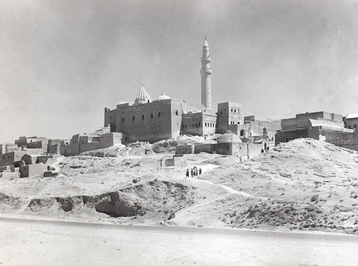 Antik Ninevâ bölgesinin yakınındaki Nebi Yunus Camii, Ağustos 1944.<br><br>Yakın bir geçmişe kadar, Musul’un dışında, Yunus Peygamber’e atfedilen ve büyük bir alana inşa edilmiş Nebi Yunus Camii vardı. Cami kutsal olarak görülmekteydi, zira Musul’un dışında, Antik Ninevâ bölgesinde korunan büyük bir dişe ithafen caminin sadece Hz. Yunus'un değil, aynı zamanda balinanın da cesedini içerdiği de yaygın söylentiler mevcuttu.<br><br>Temmuz 2014'te caminin tamamı IŞİD tarafından havaya uçuruldu. Yakın bir zamanda, yıkılan bölgeyi keşfe çıkan arkeologlar, bir dizi Asur kadın kabartma heykeli de dahil olmak üzere bir dizi keşif yaptılar.