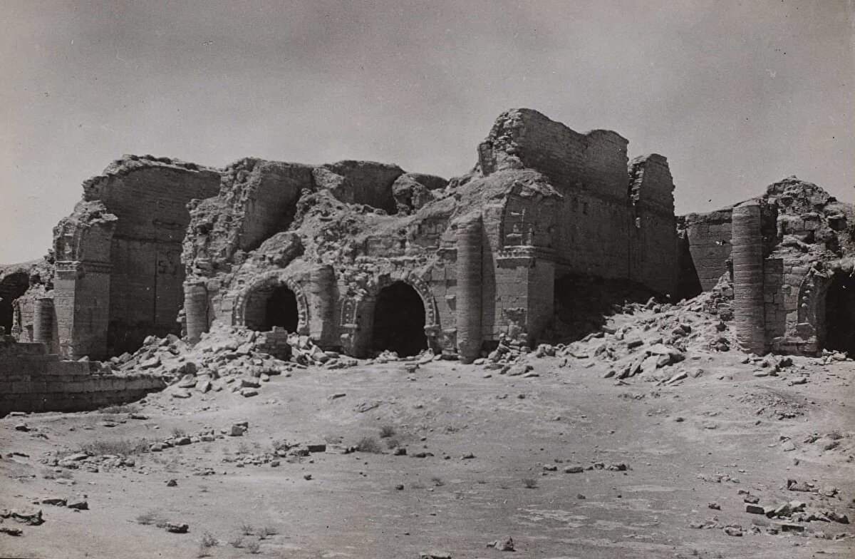 Musul'un güneybatısındaki çölde, Part şehri Hatra'daki bir güneş tapınağının kalıntıları, Ağustos 1944.<br><br>Hatra, milattan sonra 2. yüzyılda Türkiye'nin merkezinden Afganistan'a dek uzanan Part İmparatorluğu’nun bir parçası olarak gelişti. 1990'larda Saddam Hüseyin tarafından kapsamlı bir şekilde restore edilen şehir, 2015'te IŞİD tarafından önemli ölçüde tahrip edildi.
