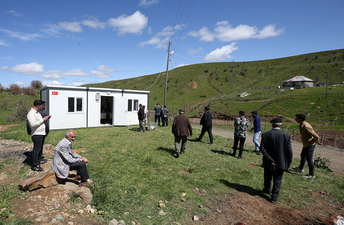 Göç sonrası birçok seçimde farklı noktalarda oy kullanmak zorunda kalan vatandaşlar, 30 yıl aradan sonra ilk defa köylerinde sandık başına gitmenin heyecanını yaşadı.<br>