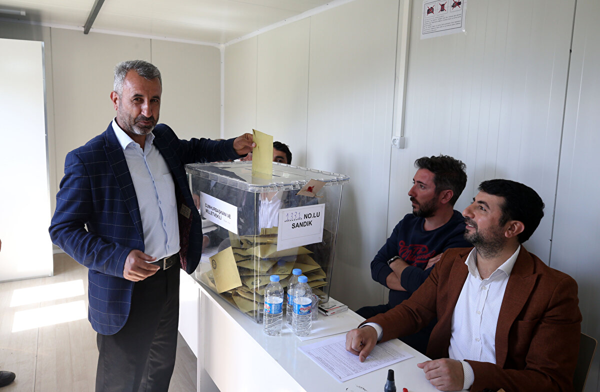 İlk defa Kayalısu köyünde oy kullandığını belirten Erez, "Köylerimize geri dönüşler başladığı için bu yıl ilk defa burada oy kullanıyoruz. Köyde seçime yoğun ilgi var. Vatandaşlarımız gelip oyunu kullanıyor. Allah devletimize, milletimize hayırlı, uğurlu etsin. Kazasız belasız atlatırız inşallah. Daha önce taşımalı olarak diğer köylerde ve Muş'ta oy kullanıyorduk. Bütün vatandaşlarımız burada. Sırayla oyumuzu kullanıyoruz" diye konuştu.<br>