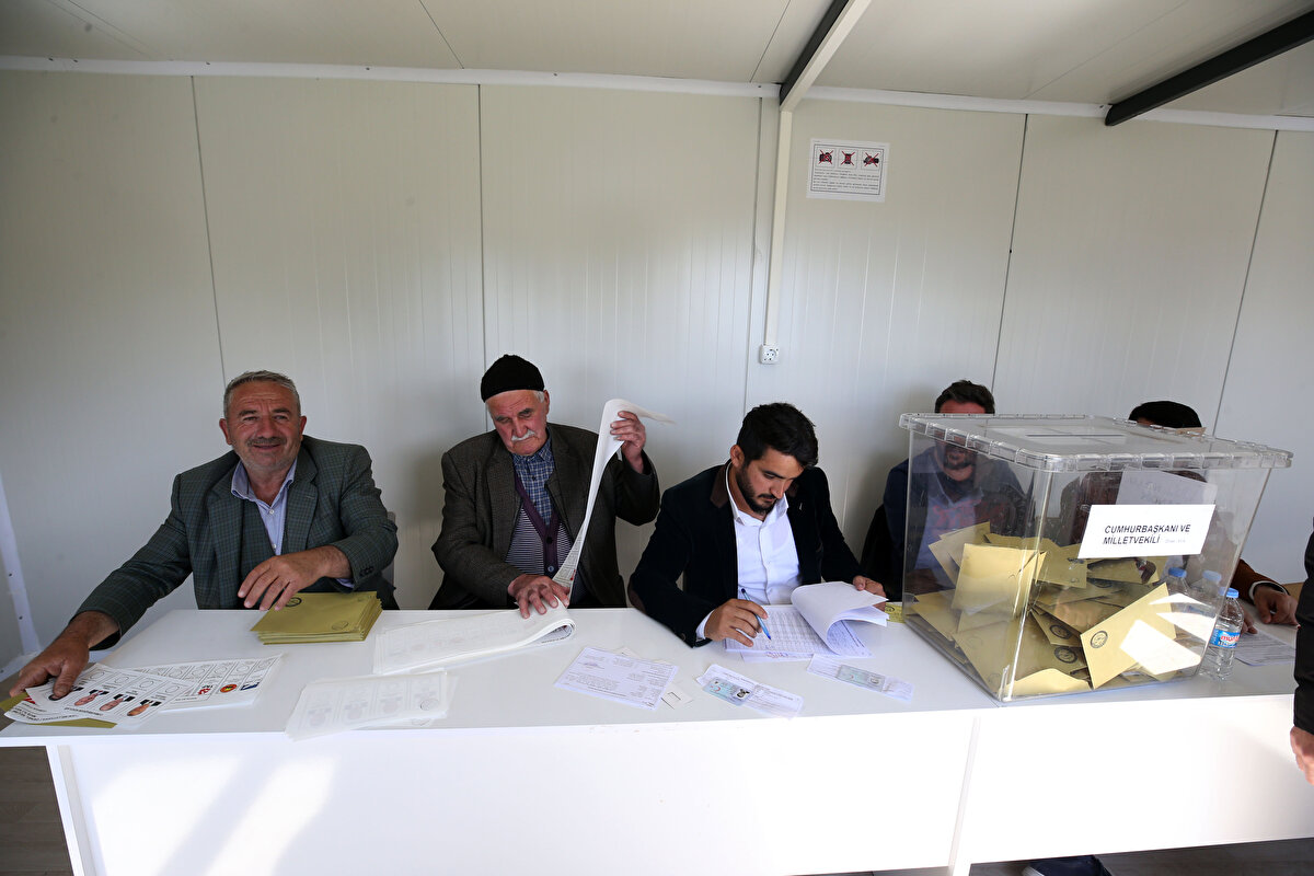 Köy sakinlerinden Kerem Avcı ise 30 yıldır Kayalısu köyünde oy kullanamadığını ifade ederek, "Bu yıl köyümüzde oy kullanıyoruz. Devletimizden memnunuz. Terör nedeniyle köyümüzü terk etmiştik. Geri dönüşlerle köyümüze yerleştik. İnşallah bundan sonra güzel olacak." dedi.<br>