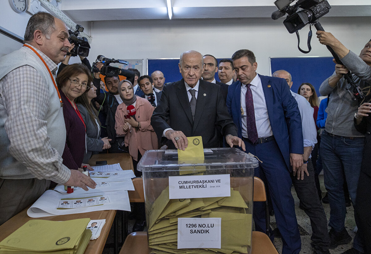 MHP Genel Başkanı Devlet Bahçeli, Ankara'da oyunu kullandı. MHP Genel Başkanı Devlet Bahçeli, Ankara'nın Çankaya ilçesindeki Anıttepe Ortaokulu'nda 1296 numaralı sandıkta, Cumhurbaşkanı ve 28'inci Dönem Milletvekili Genel Seçimi için oyunu kullandı. Bahçeli, oyunu kullandıktan sonra çıkışta gazetecilere yaptığı açıklamada, "Cenabı Allah nasip etti, bugün oyumuzu verme görevimizi yerine getirmiş olduk. Türk siyasi hayatında önemli bir seçim. Bu seçime yüksek bir katılım olduğu görülmekte. İnşallah milletimize hayırlı uğurlu olsun. Bütün siyasi partilerimize başarılar diliyorum" dedi. Bahçeli, seçim sonuçlarını partiden takip edeceğini belirtti. 