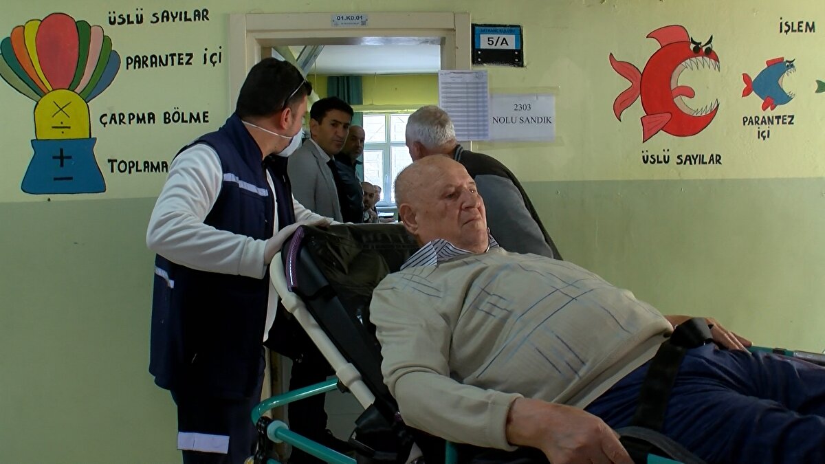 Osmangazi ilçesi Gülbahçe Mahallesi 9'uncu Çeşme Sokak'taki evinden alınan Altıkardeş, ambulansla Hanife Murat Ortaokulu'na getirildi. 