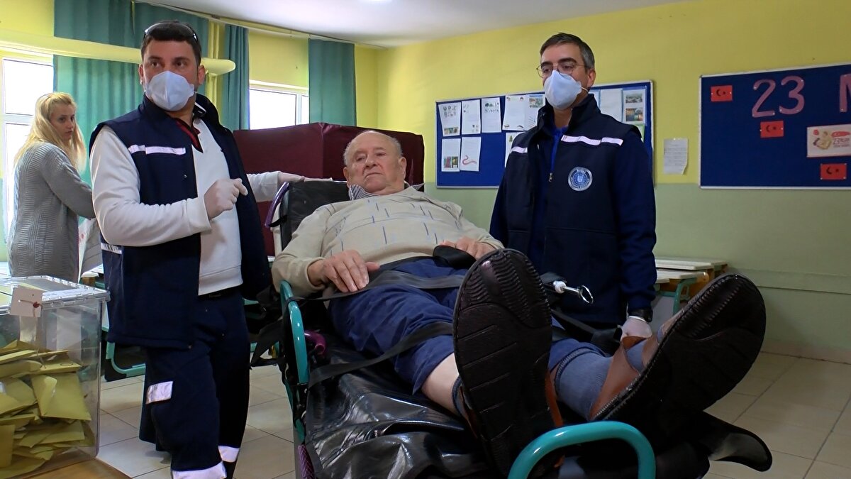 Sınıfa da sedye ile getirilen Altıkardeş, görevlilerin yardımı ile oyunu kullandı. Görevlilere teşekkür eden Altıkardeş, daha sonra yine ambulansla 5'inci kattaki evine bırakıldı. 