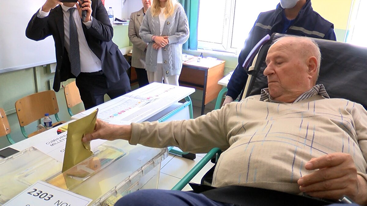 Bursa'da yatalak hasta Rahmi Altıkardeş de oy kullanmak için belediye ekiplerini arayıp, yardım istedi. 