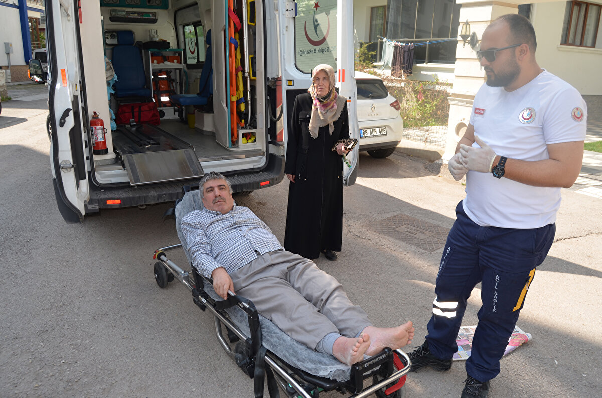 Aynı okulda oy kullanan yatağa bağımlı Kemal Satık da eşi Naciye Satık ile beraber ambulansla okula getirildi. Satık, sedyeyle sandığın bulunduğu sınıfa taşındı. 