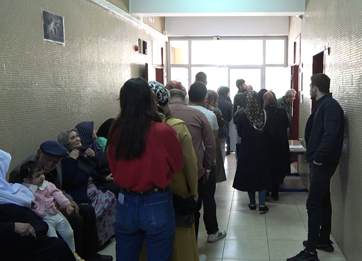 Solak, sağlık görevlilerinin yardımıyla, okulun merdivenlerinden tekerlekli sedyeyle çıkarılarak sandığın bulunduğu sınıfa götürüldü. 