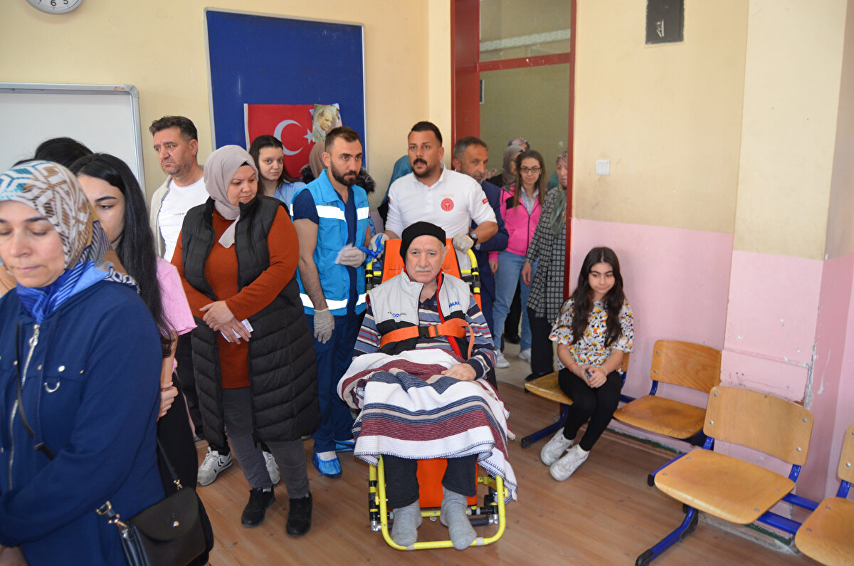 Oyunu kullandıktan sonra yeniden ambulansla evine bırakılan Solak," Trafik kazası geçirdiğim için kısmı felç geçirdim. Bugün de ambulansla oyumu kullanmaya geldim" dedi.