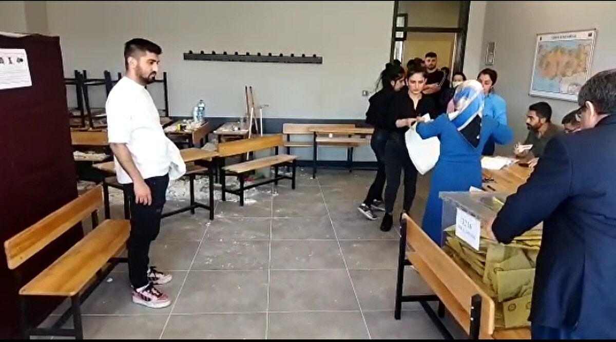 İhbar üzerine olay yerine polis ve sağlık ekipleri sevk edildi. Polis ekipleri sınıfta çalışma yaparken, yaralanan 2 görevli ambulanslarla hastaneye kaldırıldı. Yaralıların hastaneye kaldırılmasının ardından sınıfta oy verme işlemi devam etti.<br><br>