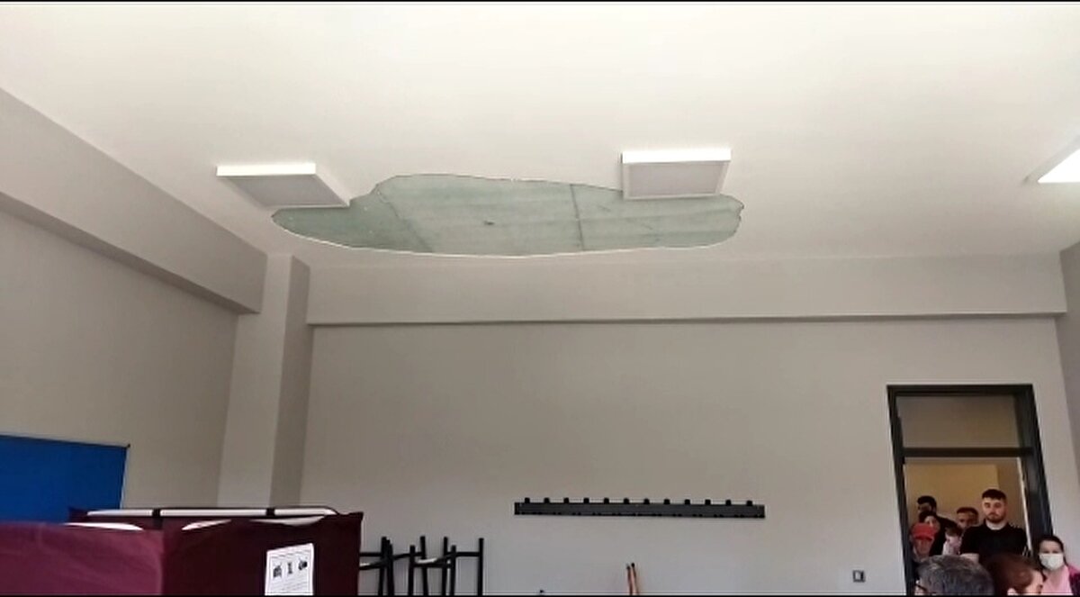 Huzur Mahallesi muhtarı Aziz Tıkır "Tavandaki sıvanın çökmesi nedeniyle 2 kişi hafif yaralanıyor. Ambulansla hastaneye kaldırıldı" dedi.<br><br>