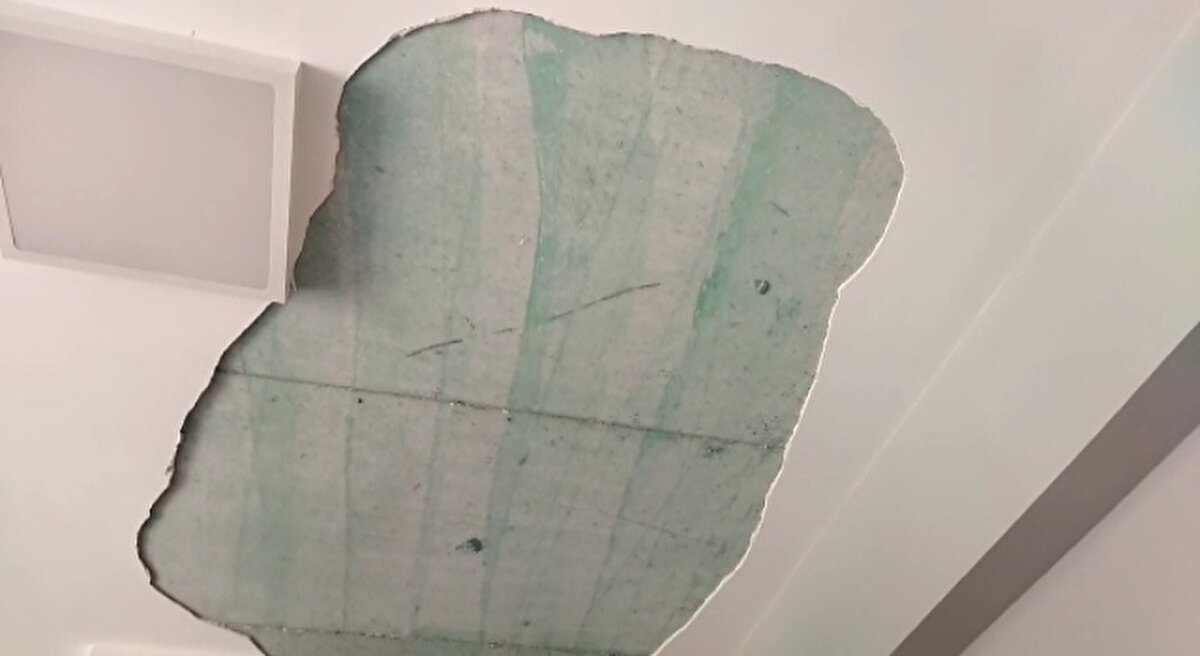 Oy kullanmak için geldiğini söyleyen Muhammet Bilgen "Sınıfın içinde birdenbire çökme olmuş. Görevli 2 müşahit başından yaralanmış. Ama durumları iyiymiş" diye konuştu.<br><br>