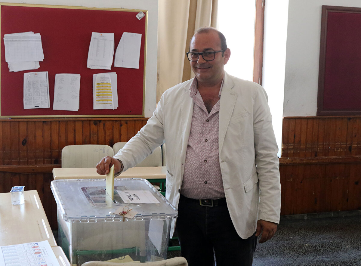 Yüksek Seçim Kurulu'nun (YSK) verilerine göre; 1 milyon 904 bin 636 seçmenin bulunduğu Antalya'da, Muratpaşa ilçesi Tuzcular Mahallesi'nde sadece 75 seçmen bulunuyor. Tarihi Kaleiçi'nin yer aldığı, geceleri ise 10 bin kişiye ev sahipliği yapan mahallede, seçmenler Dumlupınar Ortaokulu'nda oylarını kullandı.