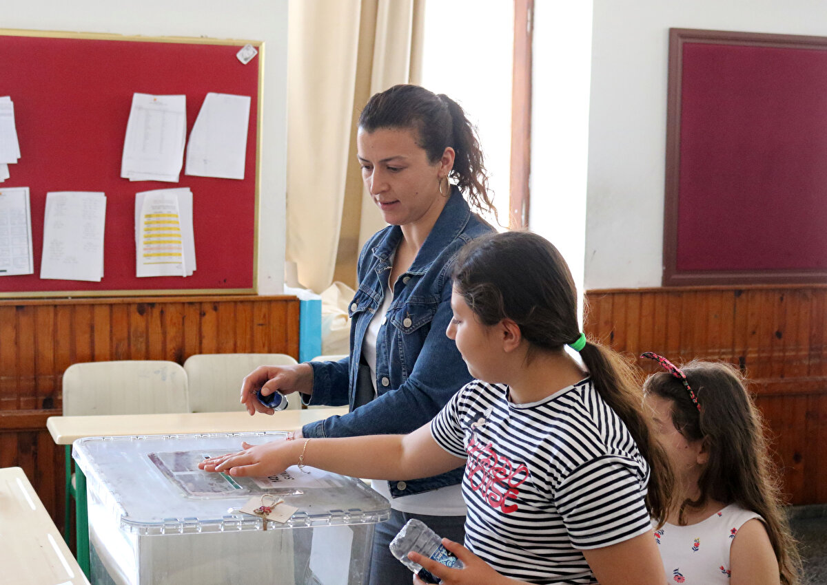 Tuzcular Mahallesi Muhtarı Uğur Çetin, daha önce 55 seçmenin olduğunu, pandemi sonrası mahallerine taşınan 20 kişi ile seçmen sayısının 75'e çıktığını belirtti.<br><br>