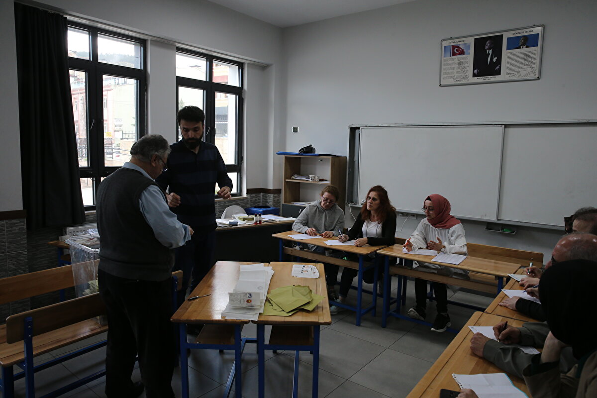 Yurt dışında kullanılan oy pusulaları, uçaklar ve diplomatik kuryelerle Türkiye'ye getirildi. Ankara'daki Yurt Dışı İlçe Seçim Kurulu'nda saklanan oylar, diğer oylarla eş zamanlı açılarak sayılmaya başlanacak.<br>