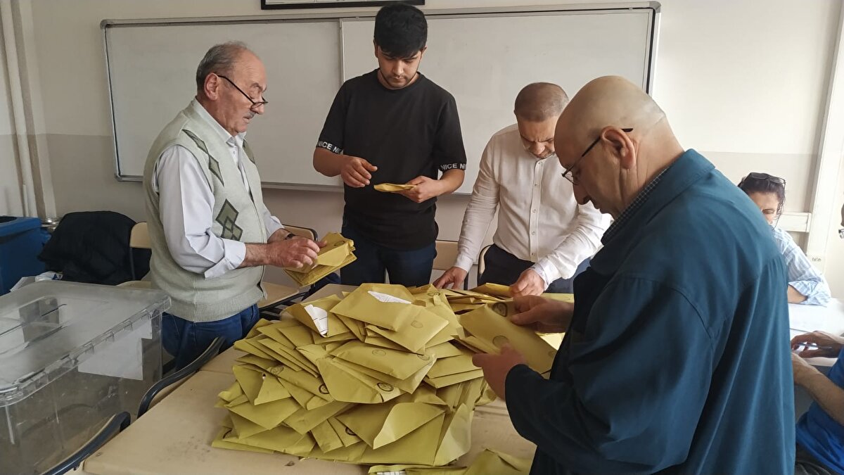 Emniyet ve asayişi korumakla görevli olanlardan başka kimse silah taşıyamayacak. Radyolar ve her türlü yayın organlarınca seçim günü saat 18.00'e kadar seçim ve seçim sonuçlarıyla ilgili haber, tahmin ve yorum yapılamayacak. Radyolarda ve her türlü yayın organlarında 18.00-21.00 saatleri arasında ancak YSK tarafından seçim ile ilgili verilecek haber ve tebliğler yayınlanabilecek.<br>