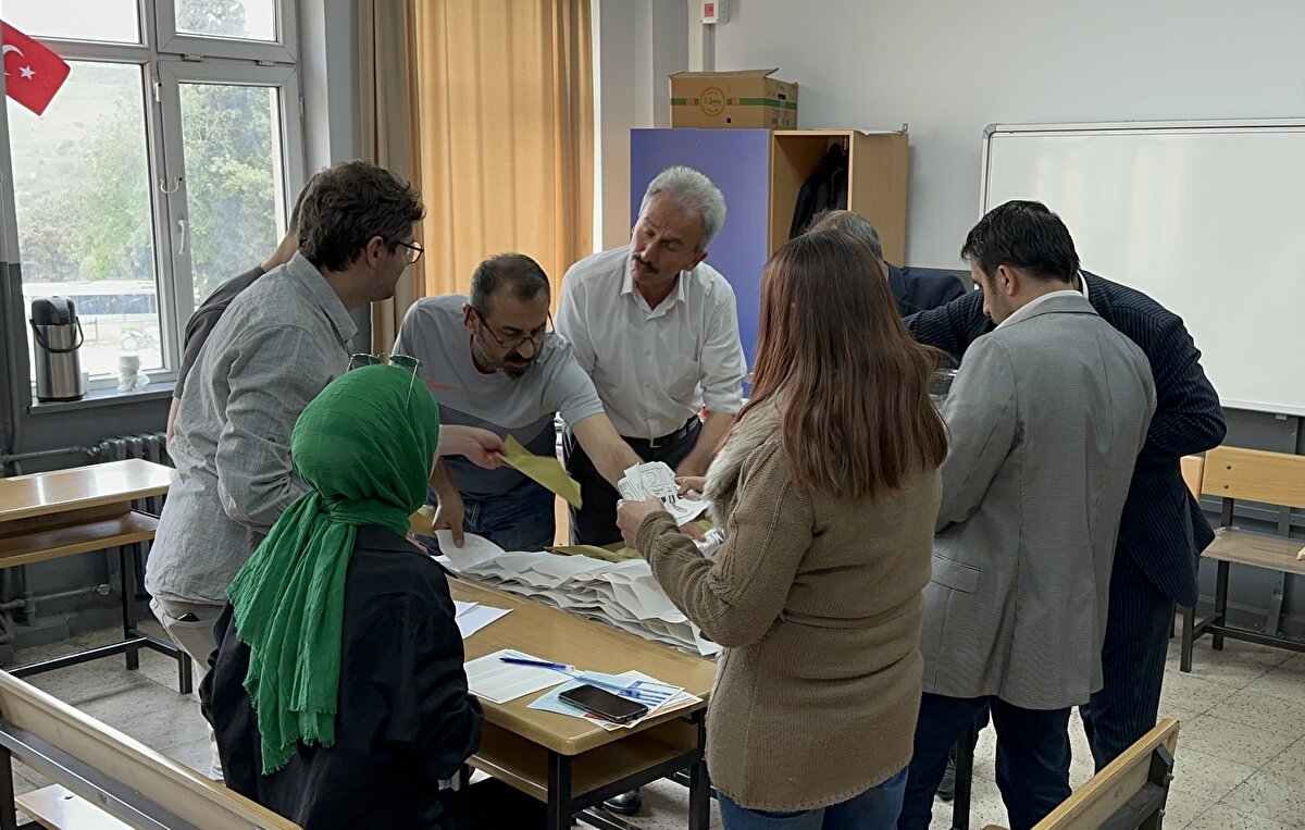 Seçmen, cumhurbaşkanına ve milletvekillerine yönelik tercihte bulunduğu iki ayrı oy pusulasını aynı zarfa koyarak sandığa atacak. Önce cumhurbaşkanı seçimine ait oy pusulalarının sayım ve dökümü yapılacak.<br>