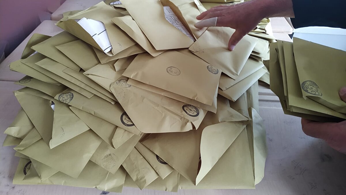 Seçim günü yasakları<br><br>Seçim yasakları kapsamında bugün saat 06.00'dan 00.00'a kadar alkollü içki satılamayacak, içkili ve umumi yerlerde alkollü içki verilmesi ve içilmesi yasak olacak, eğlence yerleri oy verme süresince kapalı kalacak, eğlence yeri niteliğindeki lokantalarda yalnızca yemek verilebilecek.