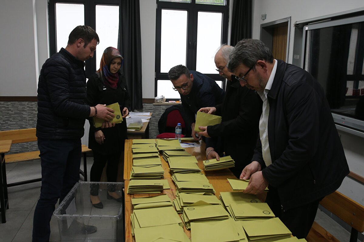Bulunduğu ülkede belirlenen sürede oy kullanamayanların gümrük kapılarında oy verme işlemleri de saat 17.00 itibarıyla bitti.<br>