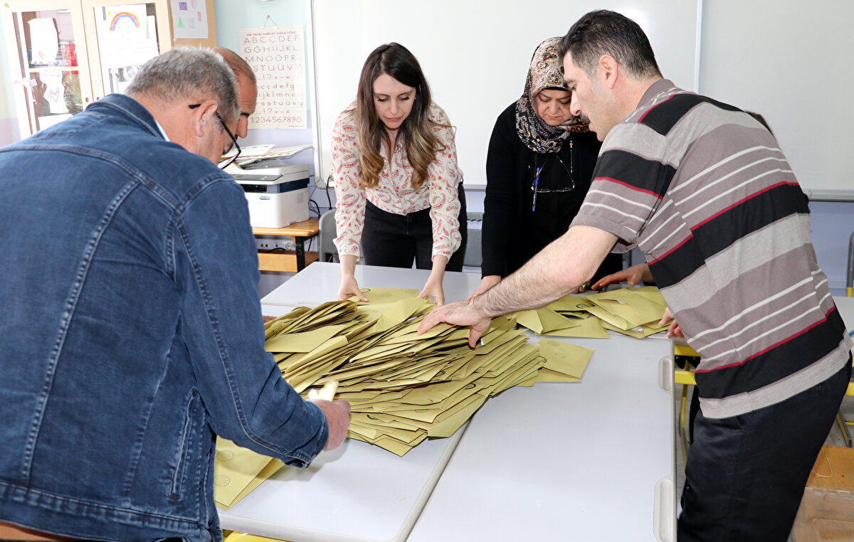 YSK yayın yasağını kaldırana kadar sonuçlar açıklanmayacak<br><br>Bütün yayınlar, saat 21.00'den sonra serbest olacak ancak YSK tarafından gerek görülmesi halinde saat 21.00'den önce de yayınların serbest bırakılmasına karar verilebilecek.