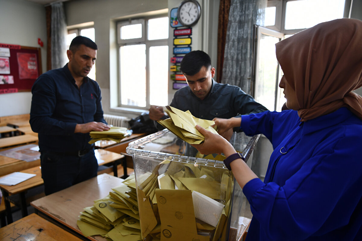 Oy verme işlemleri, Türkiye genelinde saat 17.00'de sona erdi.<br>