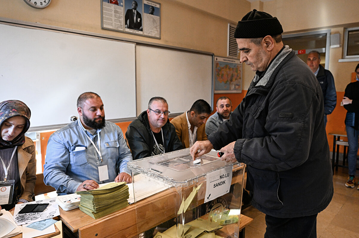 Ayrıca, oy pusulasının belirgin bir şekilde karalanması, çizilmesi veya işaretlenmesi, zarftan işaret amacı taşıyan herhangi bir madde çıkması hallerinde de oylar geçersiz sayılacak.<br>