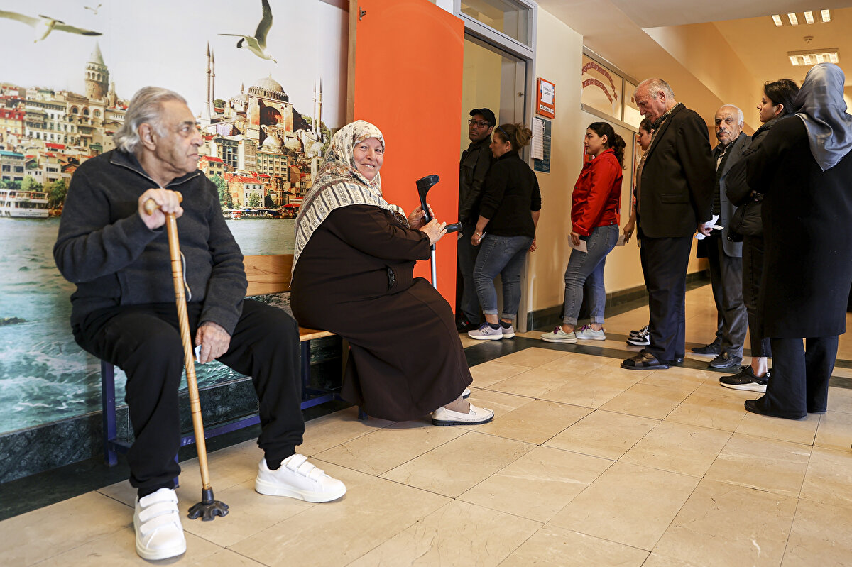 Cep telefonu, fotoğraf veya film makinesi gibi görüntü kaydedici veya haberleşme sağlayıcı cihazlarla oy verme yerine girilmesi yasak olacak. Bu tür cihazlar, oy verme işlemi bittikten sonra iade edilmek üzere sandık kuruluna bırakılacak.<br>