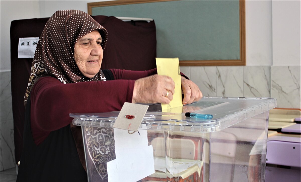 Seçim günü yasakları<br><br>Seçim yasakları kapsamında bugün saat 06.00'dan 24.00'e kadar alkollü içki satılamayacak, içkili ve umumi yerlerde alkollü içki verilmesi ve içilmesi yasak olacak, eğlence yerleri oy verme süresince kapalı kalacak, eğlence yeri niteliğindeki lokantalarda yalnızca yemek verilebilecek.