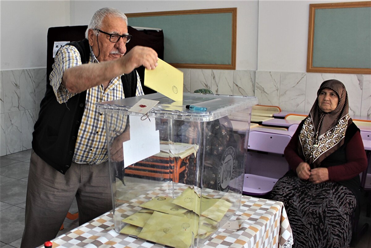 Sandık başında seçmene, vereceği oy hakkında hiç kimse müdahale, telkin ve tavsiyede bulunamayacak. Seçmenler, oylarını kullandıktan sonra sandık başından ayrılacaklar.<br>