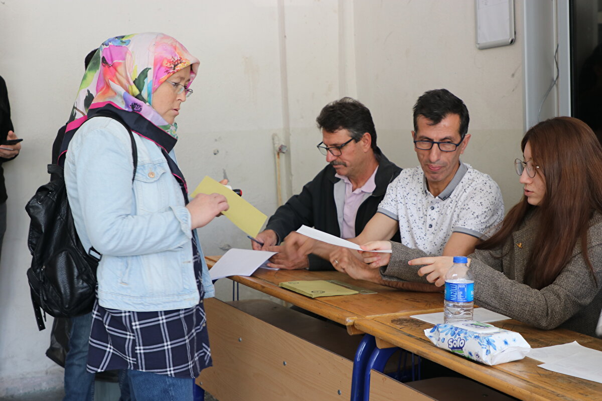 Gümrüklerde oy kullanma işlemleri devam<br><br>Yurt dışı seçmen kütüğüne kayıtlı 3 milyon 416 bin 98 seçmen için 73 ülke ve 156 yerdeki yurt dışı temsilciliğinde sandık kurulları oluşturuldu. Yurt dışı temsilciliklerindeki oy verme işlemi 9 Mayıs'ta sona erdi.<br>