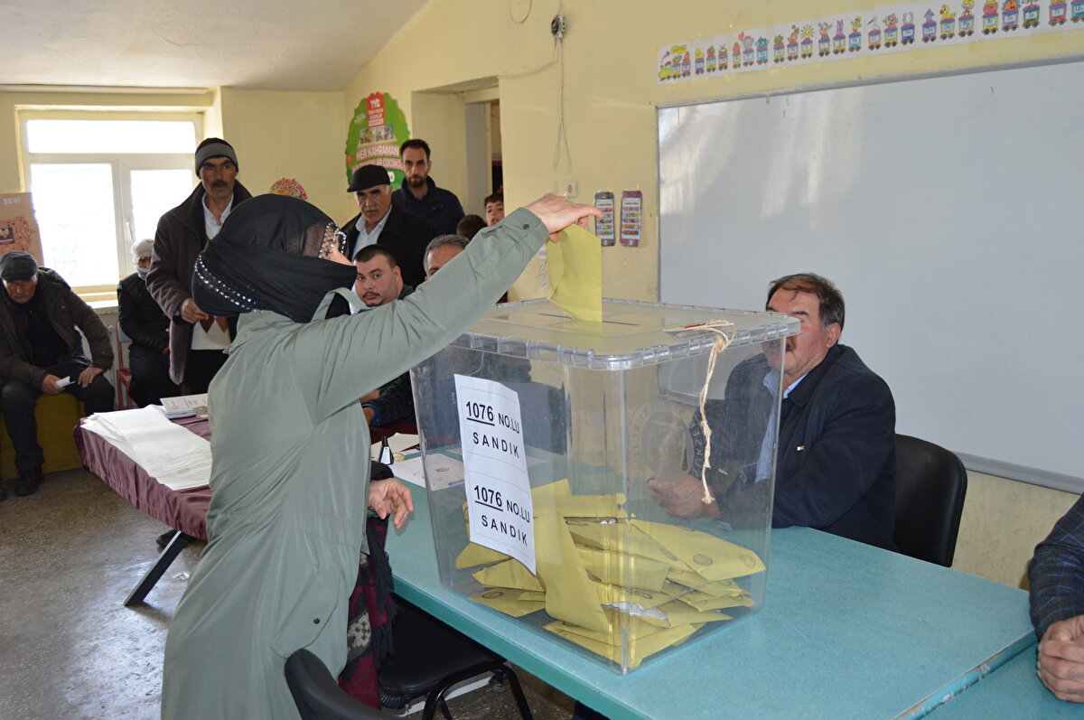 Seçmen, cumhurbaşkanına ve milletvekillerine yönelik tercihte bulunduğu iki ayrı oy pusulasını aynı zarfa koyarak sandığa atacak. Önce cumhurbaşkanı seçimine ait oy pusulalarının sayım ve dökümü yapılacak.<br>