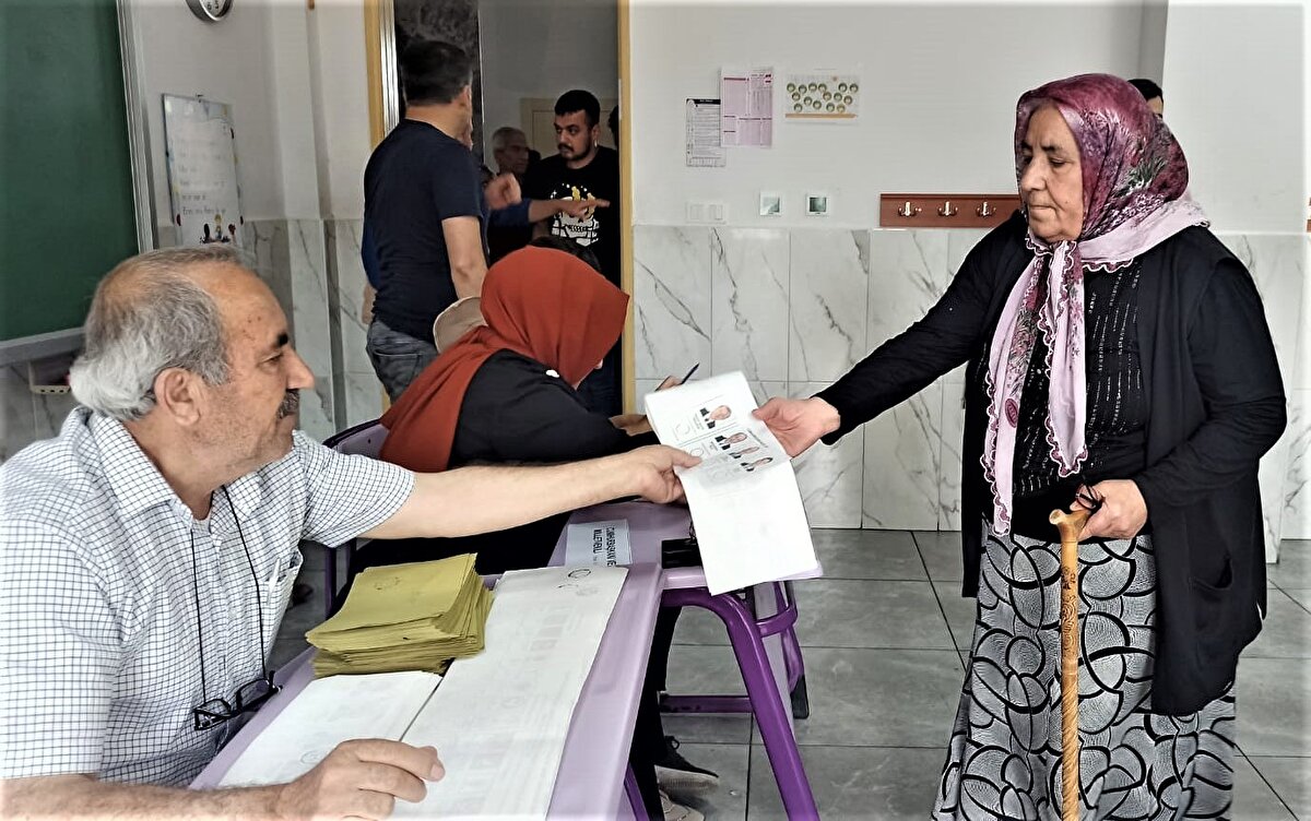 Emniyet ve asayişi korumakla görevli olanlardan başka kimse silah taşıyamayacak. Radyolar ve her türlü yayın organlarınca seçim günü saat 18.00'e kadar seçim ve seçim sonuçlarıyla ilgili haber, tahmin ve yorum yapılamayacak. Radyolarda ve her türlü yayın organlarında 18.00-21.00 saatleri arasında ancak YSK tarafından seçim ile ilgili verilecek haber ve tebliğler yayınlanabilecek.<br>